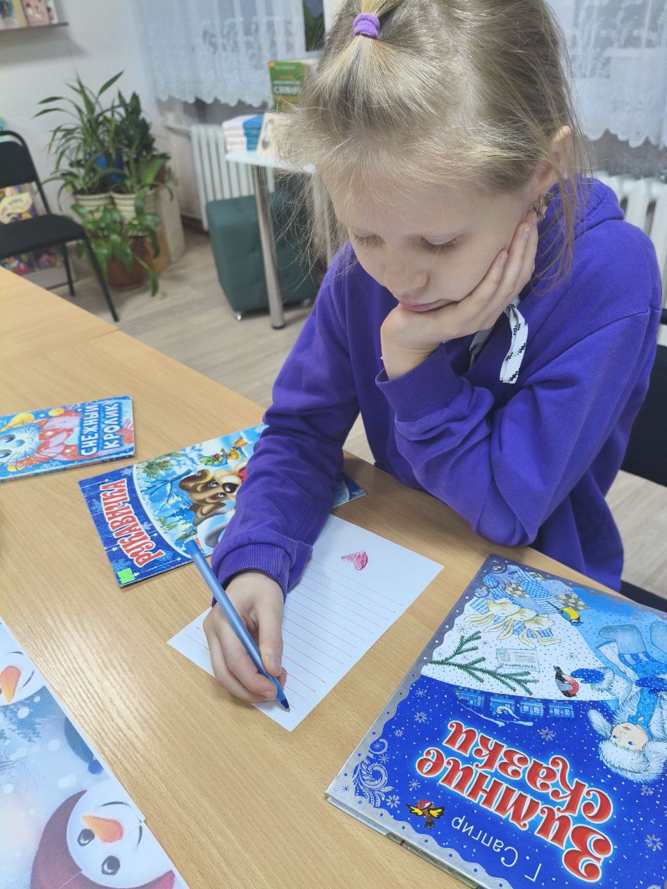 В Славяносербской библиотеке провели мероприятие в честь Дня рождения Деда Мороза