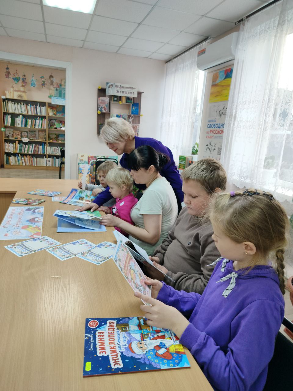 В Славяносербской библиотеке провели мероприятие в честь Дня рождения Деда Мороза В Славяносербской библиотеке провели мероприятие в честь Дня рождения Деда Мороза