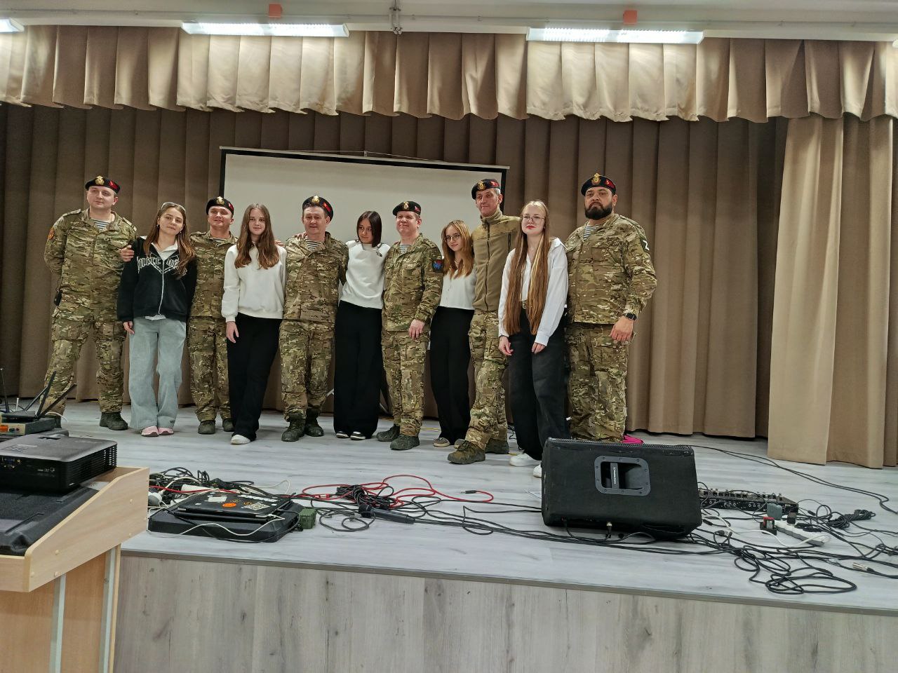 Сегодня концертный ансамбль морской пехоты "Чёрные береты" выступил для обучающихся и учителей ГБОУ ЛНР "ССШ17" Сегодня концертный ансамбль морской пехоты "Чёрные береты" выступил для обучающихся и учителей ГБОУ ЛНР "ССШ17"