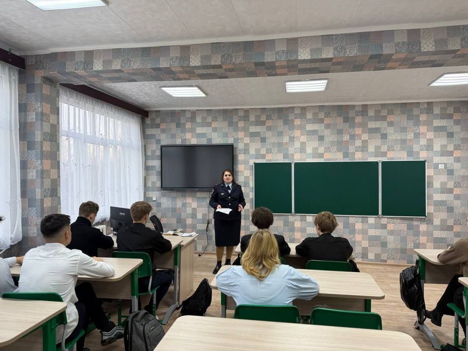 В Брянковской средней школе № 9 для обучающихся одиннадцатого класса состоялась важная беседа по противодействию коррупции В Брянковской средней школе № 9 для обучающихся одиннадцатого класса состоялась важная беседа по противодействию коррупции