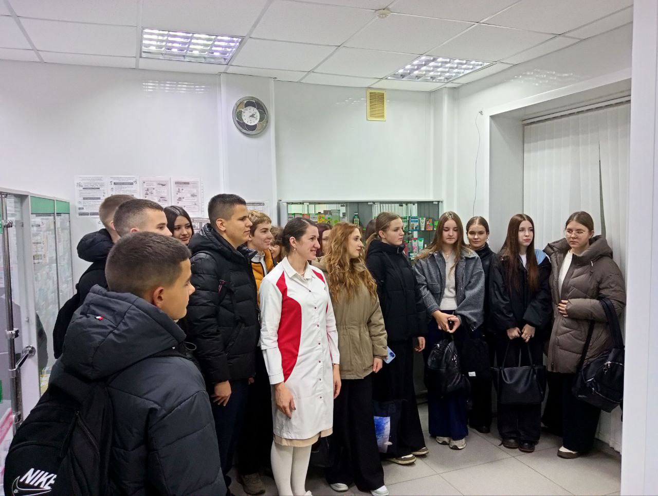 17 ноября 25 в рамках профориентационных мероприятий Аптеку №369 филиала ЦГА г. Луганска №377 ГУП ЛНР "ЛУГМЕДФАРМ" посетили учащиеся выпускных классов ГБОУ ЛНР "ЛУВК имени Г.Т. Берегового". Учащиеся окунулись в самый центр... 17 ноября 25 в рамках профориентационных мероприятий Аптеку №369 филиала ЦГА г. Луганска №377 ГУП ЛНР "ЛУГМЕДФАРМ" посетили учащиеся выпускных классов ГБОУ ЛНР "ЛУВК имени Г.Т. Берегового". Учащиеся окунулись в самый центр...