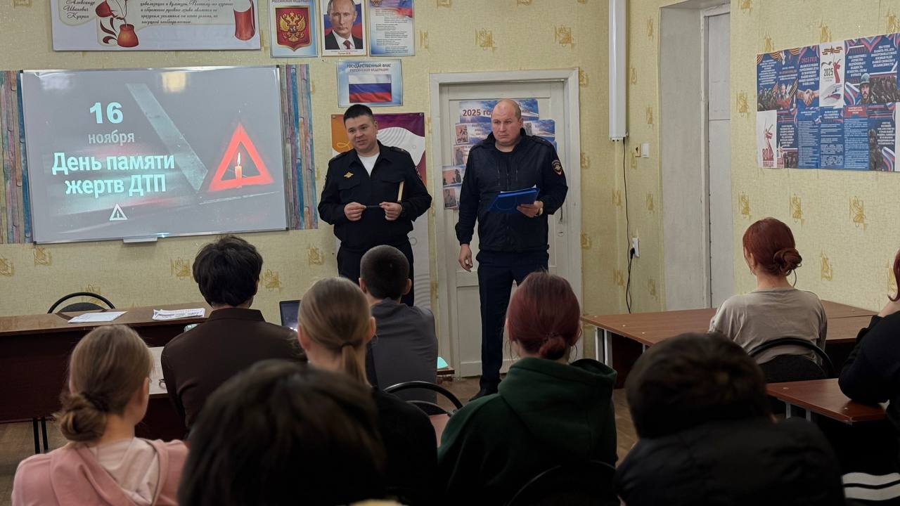 Сотрудники Госавтоинспекции встретились со студентами ГБПОО ЛНР «Брянковском колледже»