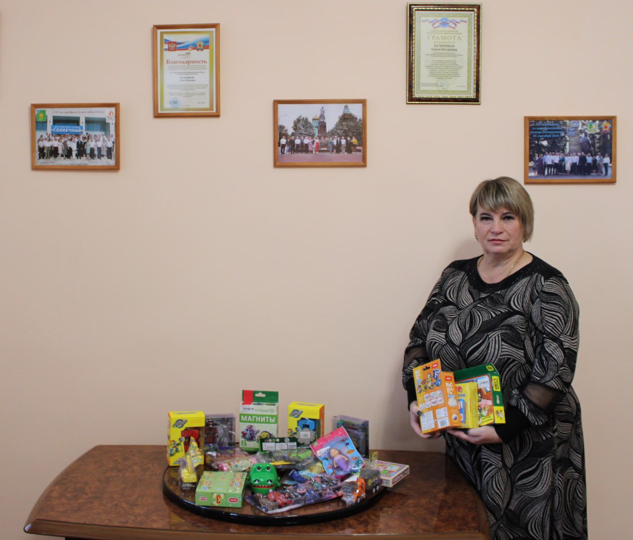 Сотрудники Администрации Белокуракинского округа приняли участие в благотворительной акции «Коробка храбрости», направленной на поддержку детей с тяжелыми заболеваниями и находящихся на длительном лечении