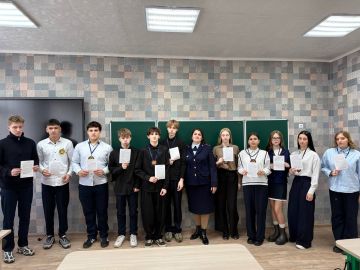 В Брянковской средней школе № 9 для обучающихся одиннадцатого класса состоялась важная беседа по противодействию коррупции