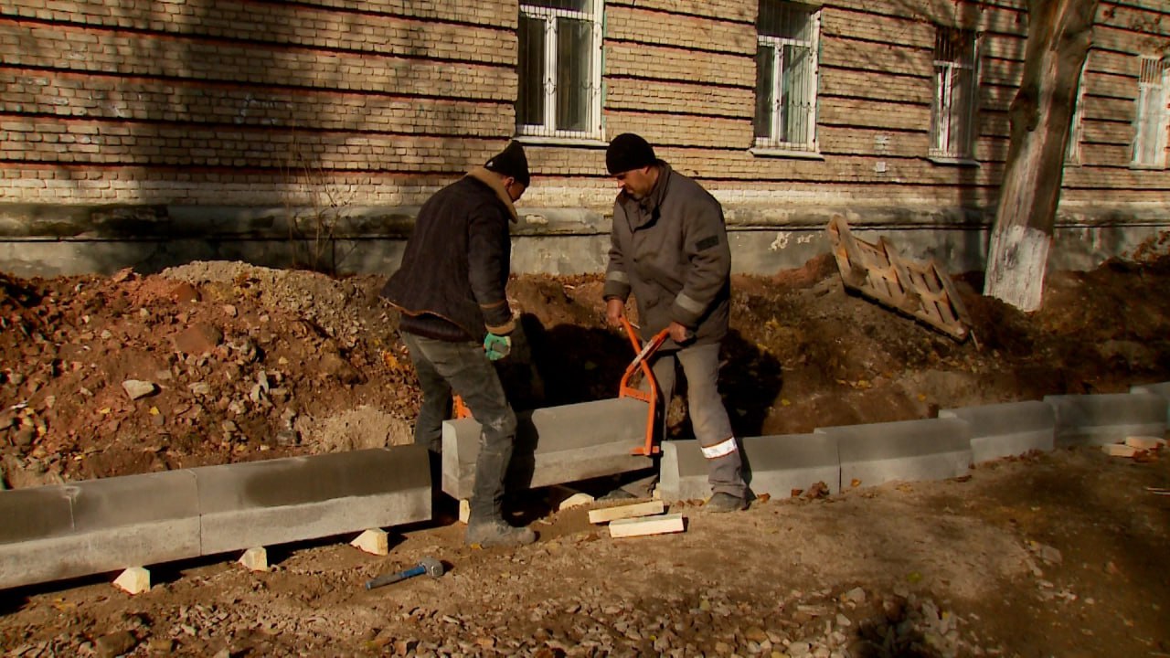 Сегодня в центре Молодогвардейска тюменские строители достраивают участок дороги Сегодня в центре Молодогвардейска тюменские строители достраивают участок дороги