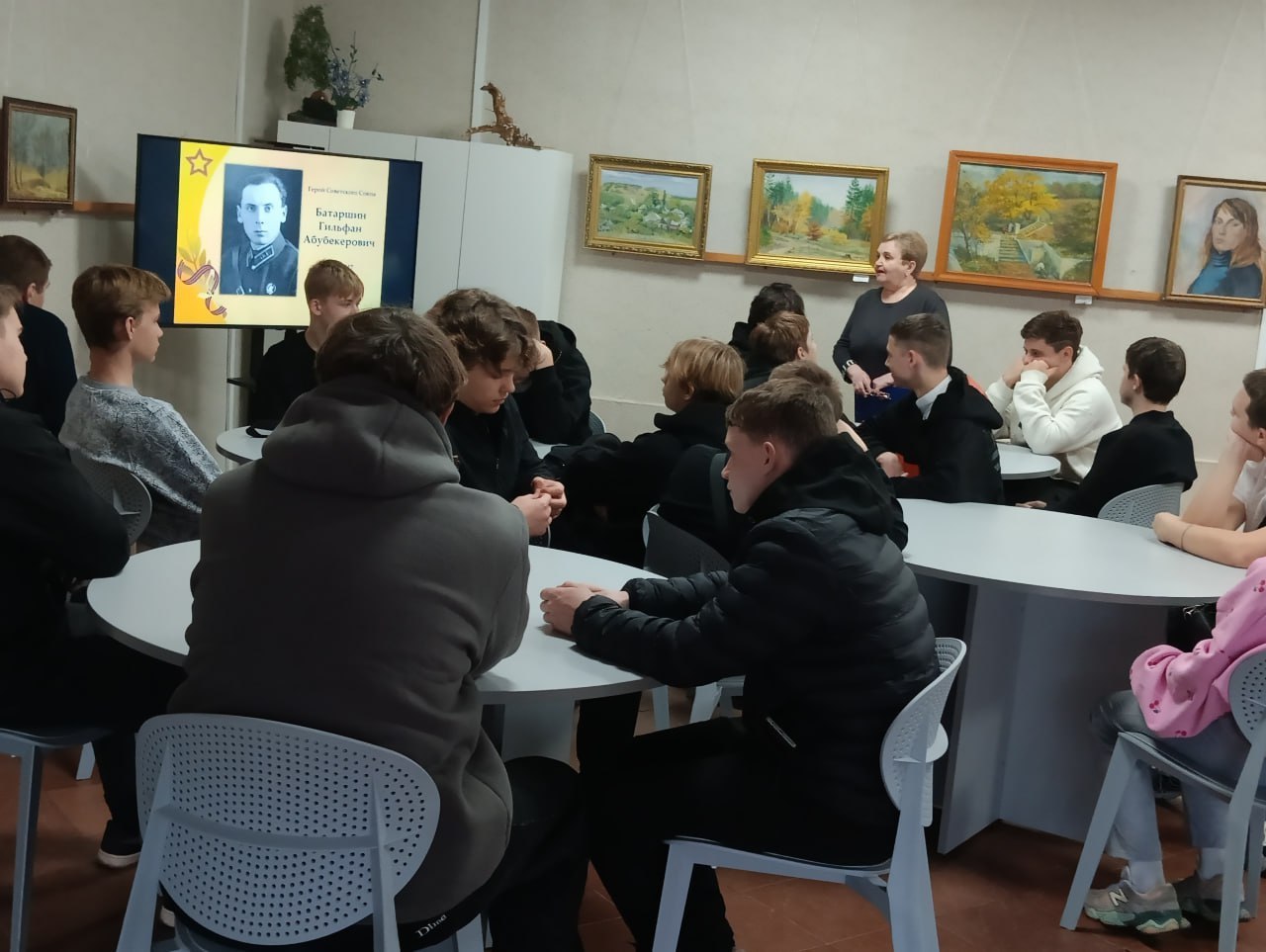 В Кировском историко-художественном музее прошло мероприятие для студентов Кировского транспортного техникума, посвященное Всероссийскому дню призывника «На рубежах мужества» В Кировском историко-художественном музее прошло мероприятие для студентов Кировского транспортного техникума, посвященное Всероссийскому дню призывника «На рубежах мужества»