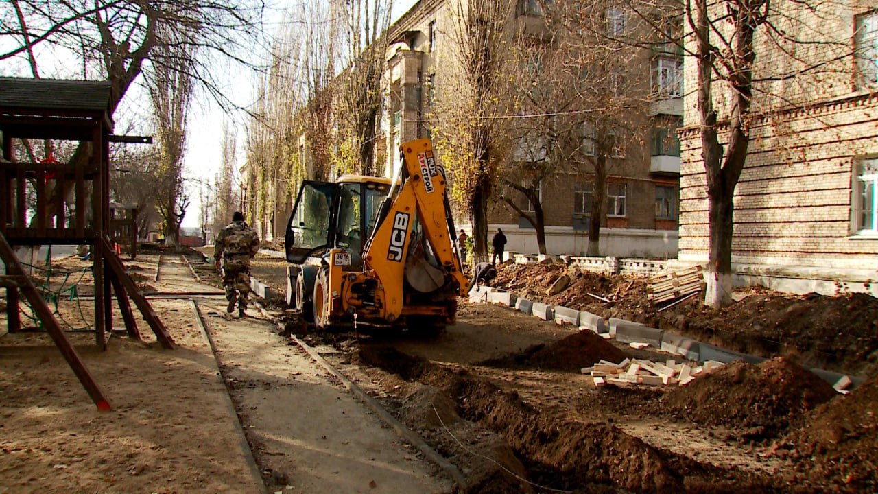 В центре Молодогвардейска тюменская компания «Артстрой» завершает капитальный ремонт дороги по улице Ленина, протяжённостью около 1300 метров