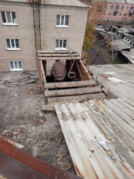 Регион-шеф восстанавливает кровлю дома в Перевальске