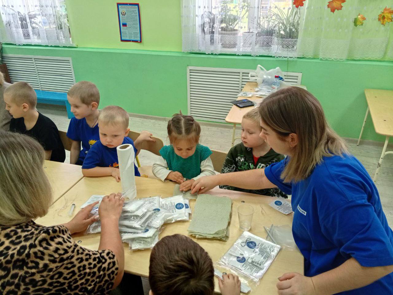 Активистки "Женского Движения Единой России» провели мастер-класс по изготовлению сухих душей для участников СВО Активистки "Женского Движения Единой России» провели мастер-класс по изготовлению сухих душей для участников СВО