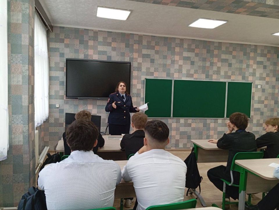 В Брянковской средней школе № 9 для обучающихся одиннадцатого класса состоялась важная беседа по противодействию коррупции В Брянковской средней школе № 9 для обучающихся одиннадцатого класса состоялась важная беседа по противодействию коррупции