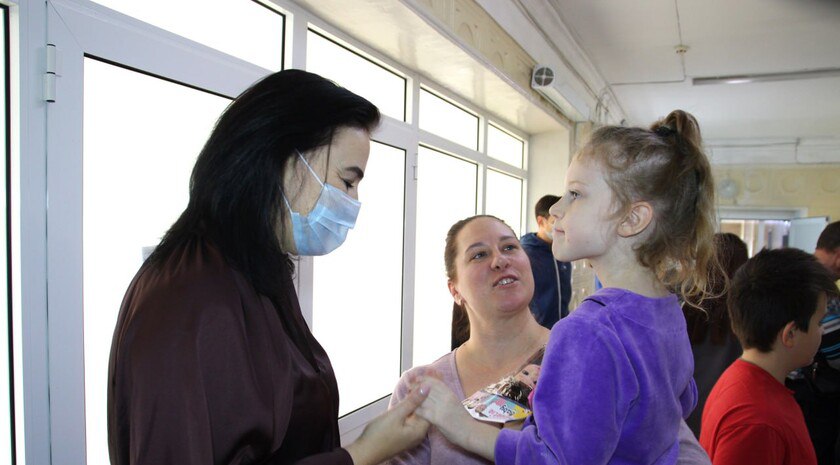 Депутат Народного Совета ЛНР и врип главы Луганска передали игрушки юным пациентам ЛРДКБ