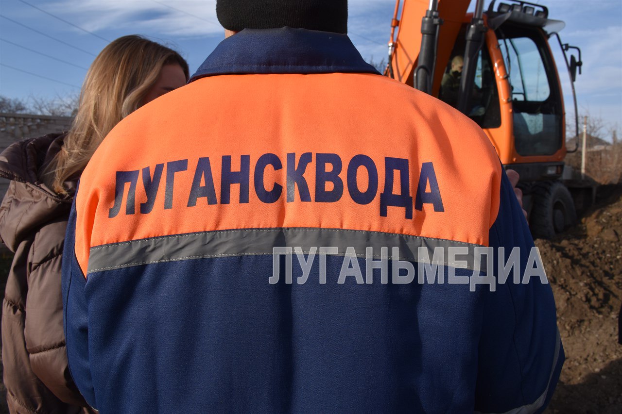 Cпециалисты Краснодонского департамента ГУП ЛНР «Лугансквода» совместно с коллегами из Тюменской области ведут замену канализационного колодца по улице Красноармейской Cпециалисты Краснодонского департамента ГУП ЛНР «Лугансквода» совместно с коллегами из Тюменской области ведут замену канализационного колодца по улице Красноармейской