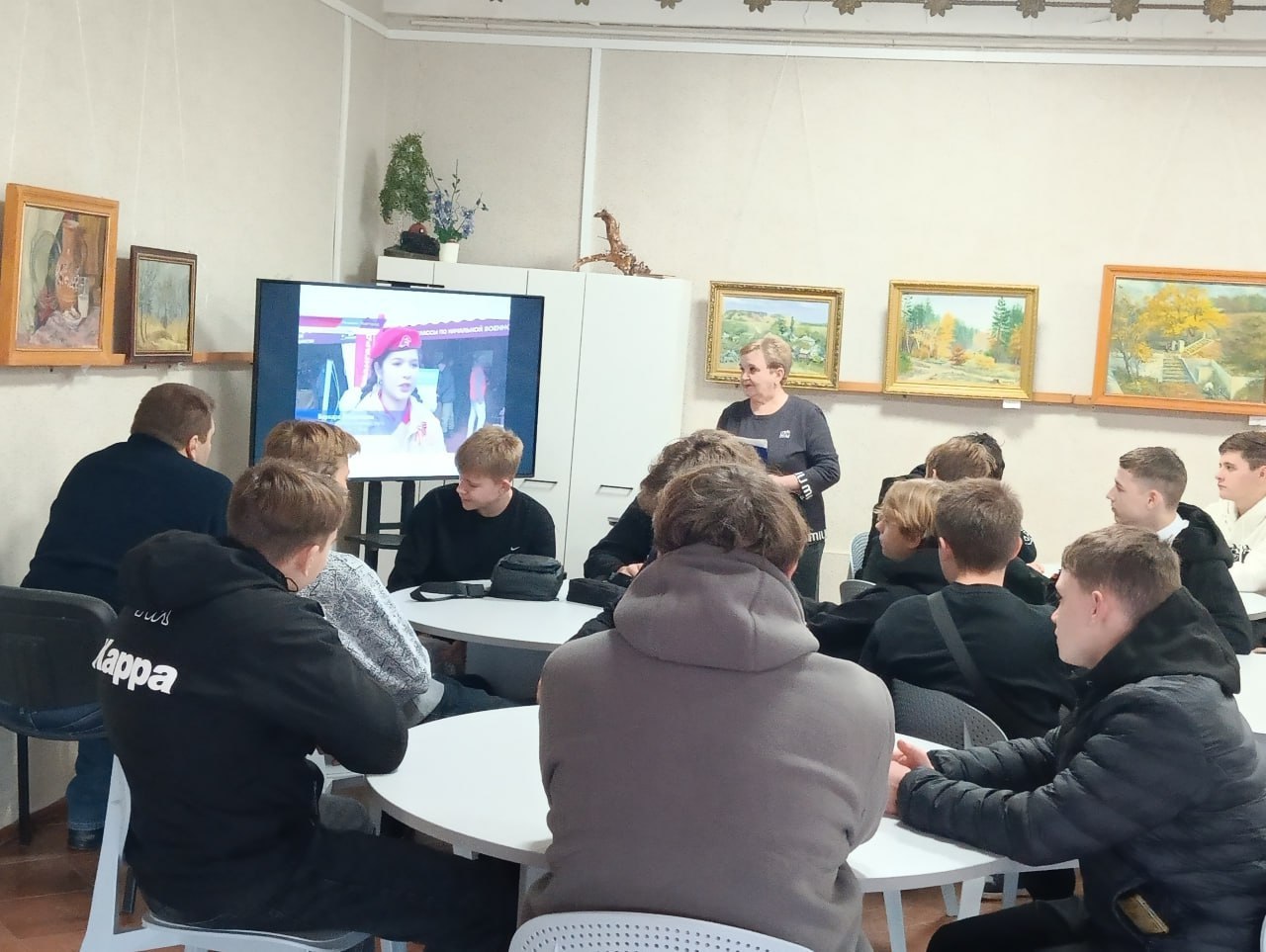 В Кировском историко-художественном музее прошло мероприятие для студентов Кировского транспортного техникума, посвященное Всероссийскому дню призывника «На рубежах мужества» В Кировском историко-художественном музее прошло мероприятие для студентов Кировского транспортного техникума, посвященное Всероссийскому дню призывника «На рубежах мужества»