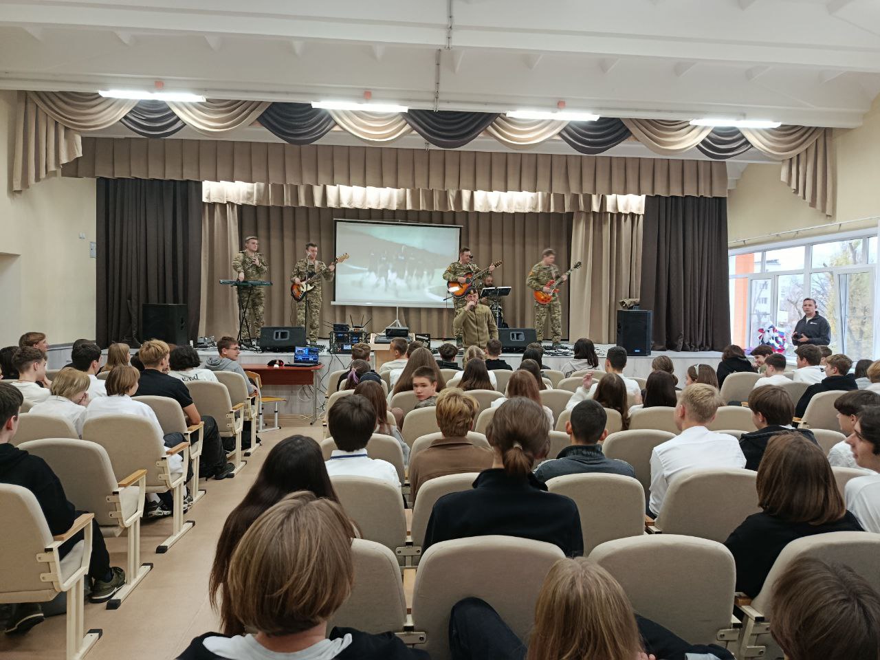 Сегодня концертный ансамбль морской пехоты "Чёрные береты" выступил для обучающихся и учителей ГБОУ ЛНР "ССШ17" Сегодня концертный ансамбль морской пехоты "Чёрные береты" выступил для обучающихся и учителей ГБОУ ЛНР "ССШ17"