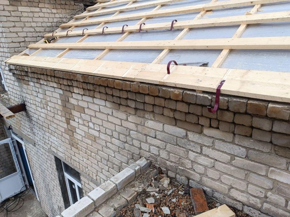 В Македоновке завершается капитальный ремонт кровли Дома культуры В Македоновке завершается капитальный ремонт кровли Дома культуры