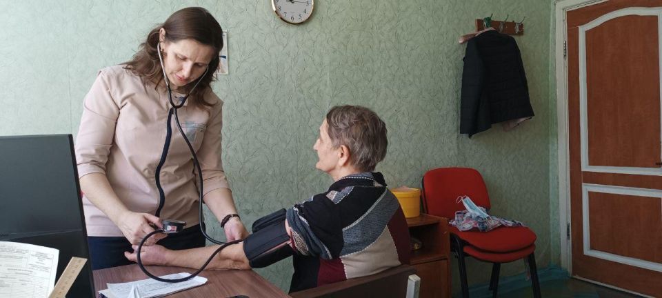 Около 2000 жителей Славяносербского округа приняли врачи из Алтайского края Около 2000 жителей Славяносербского округа приняли врачи из Алтайского края