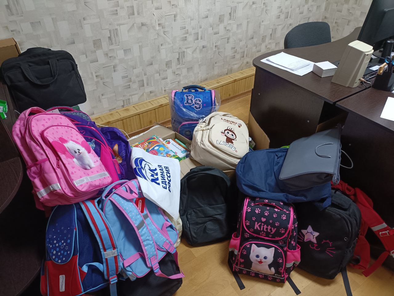 Вячеслав Третьяков: В сельскую школу с. Новая Краснянка Кременского МО были доставлены рюкзаки и канцелярские принадлежности для детей из многодетных и малоимущих семей Вячеслав Третьяков: В сельскую школу с. Новая Краснянка Кременского МО были доставлены рюкзаки и канцелярские принадлежности для детей из многодетных и малоимущих семей