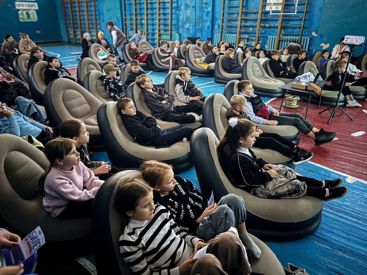 В Антрацитовском муниципальном округе завершилась серия мероприятий с проектом переездного кинотеатра «КиноТУР» В Антрацитовском муниципальном округе завершилась серия мероприятий с проектом переездного кинотеатра «КиноТУР»