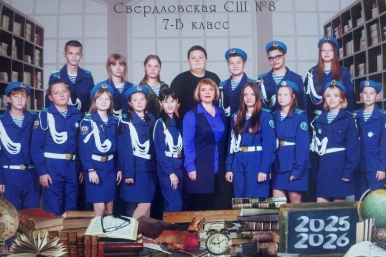 Кадетские классы Свердловской СШ №8 приняли участие в флешмобе «Звезда Героя»