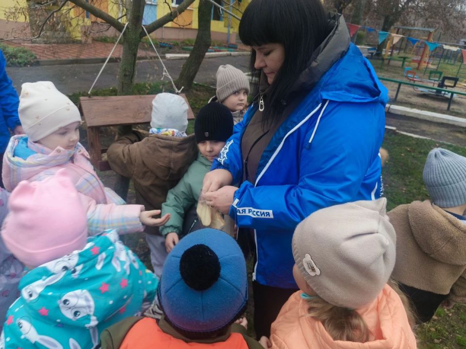 «Ласточка» и «Единая Россия» объединились ради пернатых друзей: акция «Трудно птицам зимовать, надо птицам помогать» «Ласточка» и «Единая Россия» объединились ради пернатых друзей: акция «Трудно птицам зимовать, надо птицам помогать»