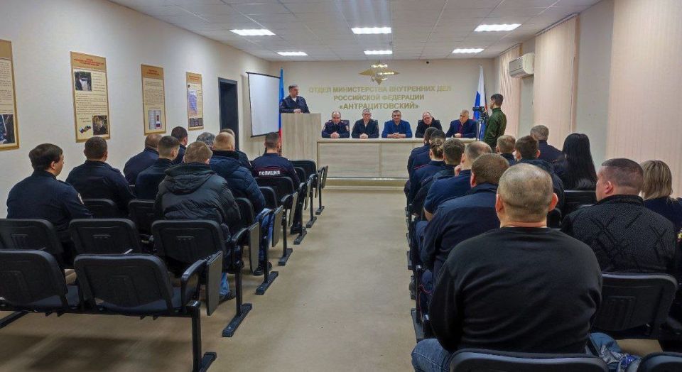 111111 Антрацитовские участковые уполномоченные полиции получили награды в профессиональный праздник и пообщались с пенсионерами ОВД