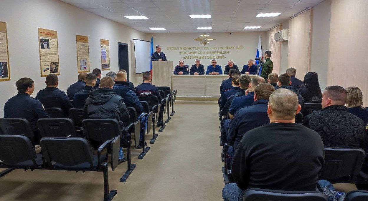 111111 Антрацитовские участковые уполномоченные полиции получили награды в профессиональный праздник и пообщались с пенсионерами ОВД