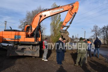 Cпециалисты Краснодонского департамента ГУП ЛНР «Лугансквода» совместно с коллегами из Тюменской области ведут замену канализационного колодца по улице Красноармейской
