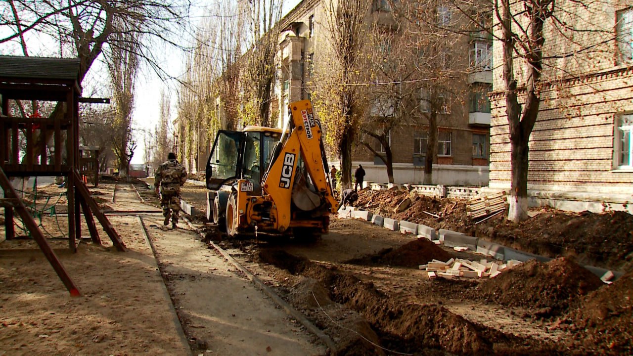 Сегодня в центре Молодогвардейска тюменские строители достраивают участок дороги Сегодня в центре Молодогвардейска тюменские строители достраивают участок дороги