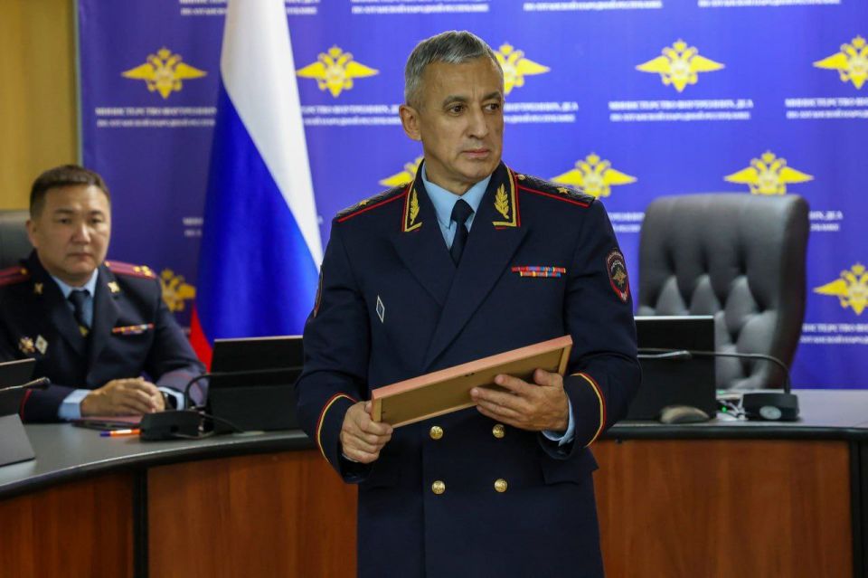 111111 Сергей Чернозуб вручил почётные грамоты и благодарности отличившимся участковым уполномоченным полиции региона