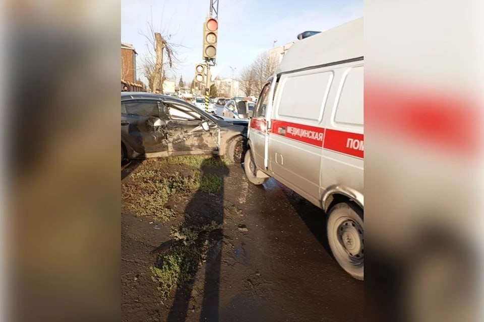 В Антраците при столкновении скорой помощи и легковушки пострадали четверо