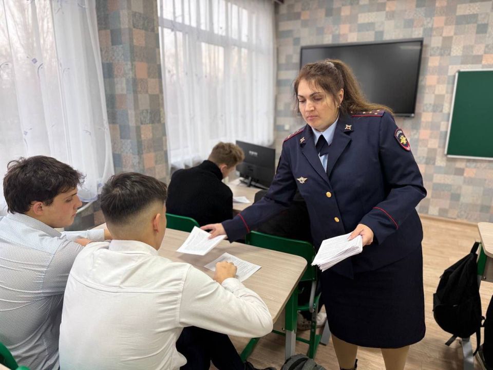 В Брянковской средней школе № 9 для обучающихся одиннадцатого класса состоялась важная беседа по противодействию коррупции В Брянковской средней школе № 9 для обучающихся одиннадцатого класса состоялась важная беседа по противодействию коррупции