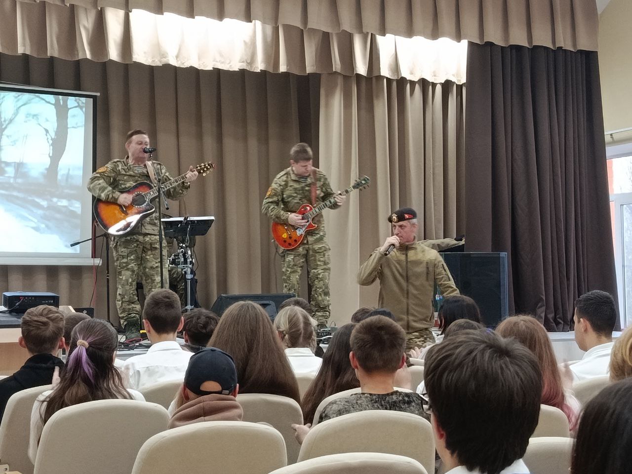 Сегодня концертный ансамбль морской пехоты "Чёрные береты" выступил для обучающихся и учителей ГБОУ ЛНР "ССШ17" Сегодня концертный ансамбль морской пехоты "Чёрные береты" выступил для обучающихся и учителей ГБОУ ЛНР "ССШ17"