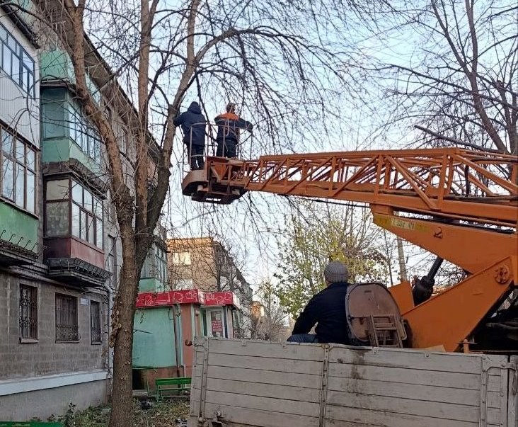 Коммунальные службы проводят работы на территории города Коммунальные службы проводят работы на территории города