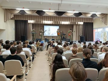 Сегодня концертный ансамбль морской пехоты "Чёрные береты" выступил для обучающихся и учителей ГБОУ ЛНР "ССШ17"