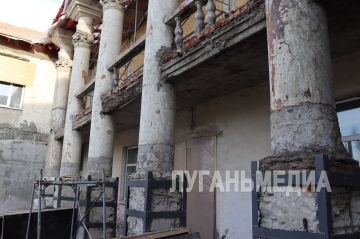 В клубе поселка Комсомольский Свердловского округа продолжается ремонт