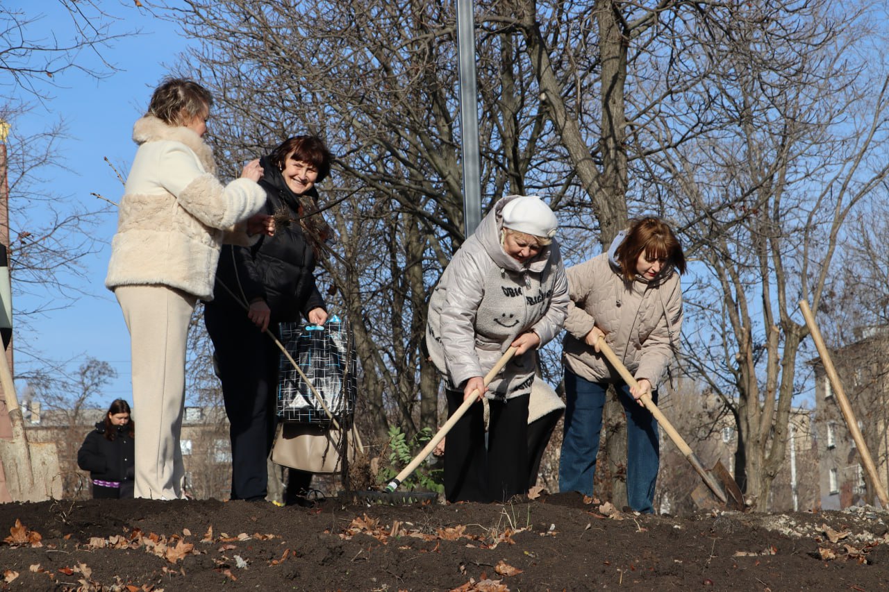 В сквере Победы высадили Материнскую аллею памяти В сквере Победы высадили Материнскую аллею памяти