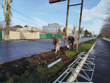 На Коммунистической кипит работа: МУП "ЖЭК" устанавливает дорожное ограждение!