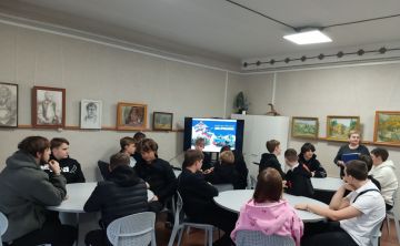 В Кировском историко-художественном музее прошло мероприятие для студентов Кировского транспортного техникума, посвященное Всероссийскому дню призывника «На рубежах мужества»