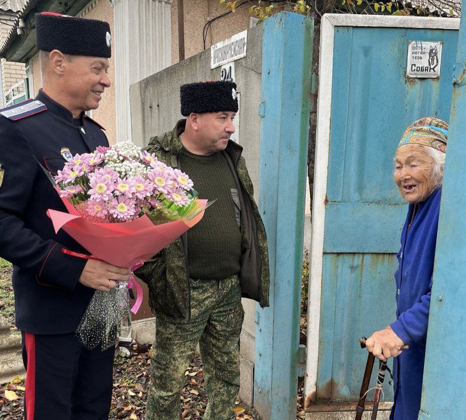 Депутаты Совета Лутугинского муниципального округа Владимир Малыш и Николай Клименко совместно с казаками Казачьей Национальной Гвардии посетили на дому участниц Великой Отечественной войны - жительниц пгт Депутаты Совета Лутугинского муниципального округа Владимир Малыш и Николай Клименко совместно с казаками Казачьей Национальной Гвардии посетили на дому участниц Великой Отечественной войны - жительниц пгт
