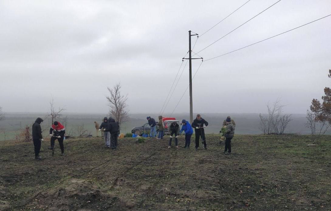 Андрей Губарев: Сотрудники лесоохотничьего хозяйства вместе со студентами педагогического университета высадили саженцы деревьев в честь героев Отечества Андрей Губарев: Сотрудники лесоохотничьего хозяйства вместе со студентами педагогического университета высадили саженцы деревьев в честь героев Отечества