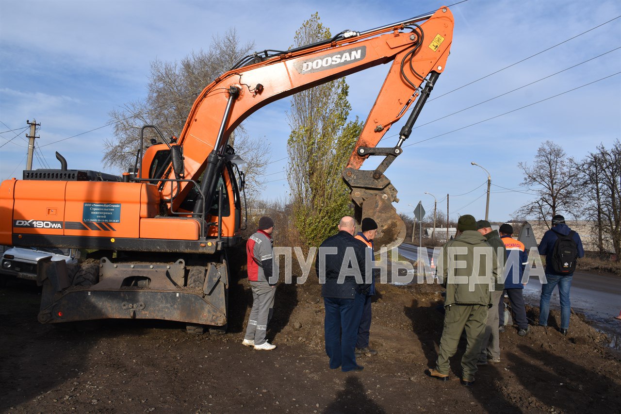 Cпециалисты Краснодонского департамента ГУП ЛНР «Лугансквода» совместно с коллегами из Тюменской области ведут замену канализационного колодца по улице Красноармейской