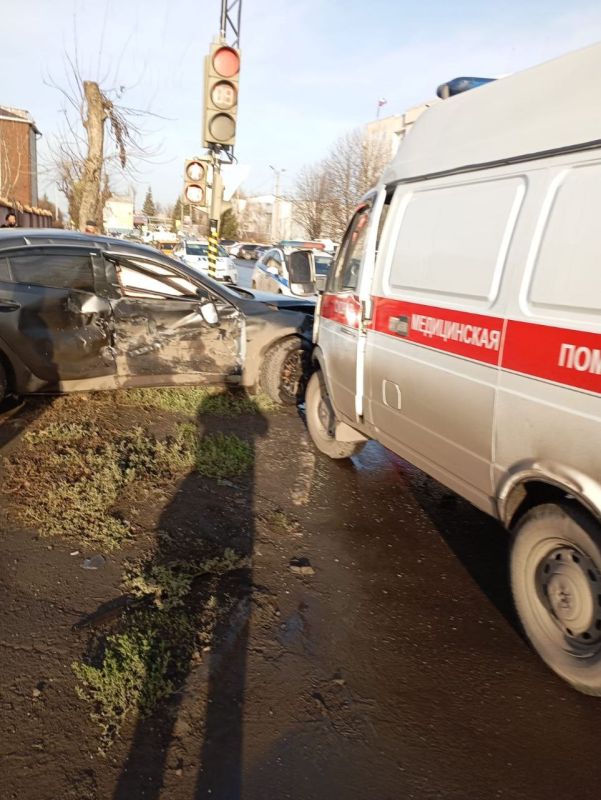 Под Антрацитом легковушка столкнулась с автомобилем "скорой помощи"