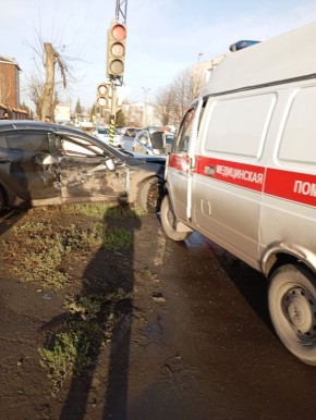 Под Антрацитом легковушка столкнулась с автомобилем "скорой помощи"