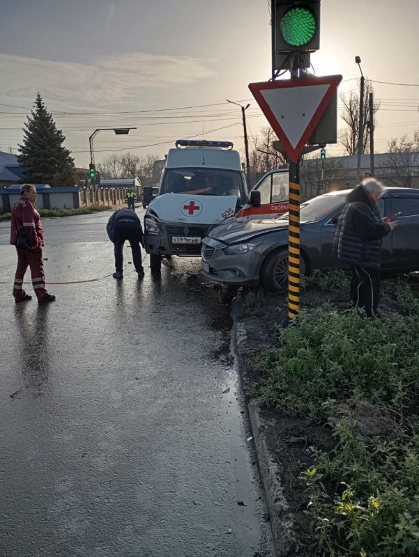 Легковой автомобиль столкнулся с каретой скорой помощи под Антрацитом Легковой автомобиль столкнулся с каретой скорой помощи под Антрацитом