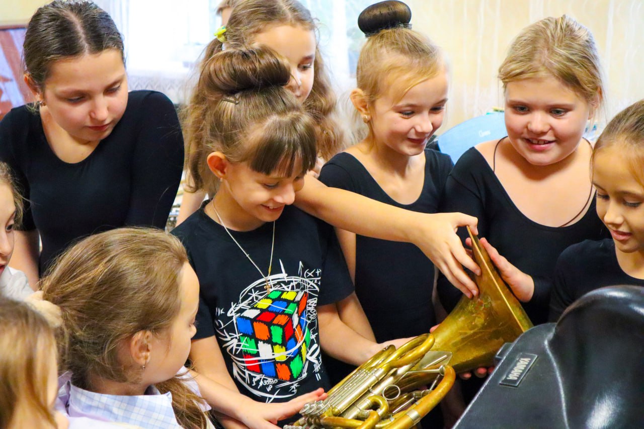 В Беловодске состоялся увлекательный урок знакомства с духовыми инструментами, который стал ярким событием для учащихся МБУ ДО «Беловодская детская школа искусств» В Беловодске состоялся увлекательный урок знакомства с духовыми инструментами, который стал ярким событием для учащихся МБУ ДО «Беловодская детская школа искусств»