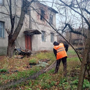 Брянковский филиал НКО «Единый региональный фонд по управлению многоквартирными домами ЛНР» ведет плановую работу по благоустройству территорий в осенний период
