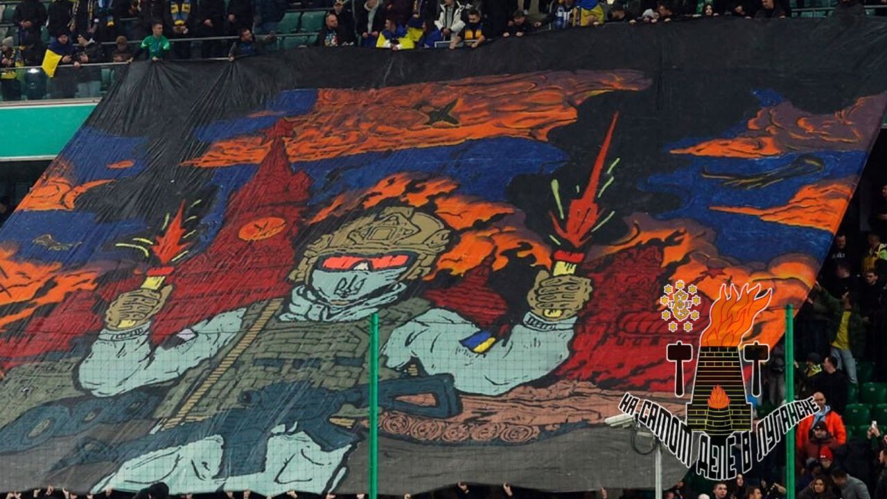 На матче Украина-Исландия украинские фанаты вывесили баннер с горящим Кремлем и бойцом ВСУ