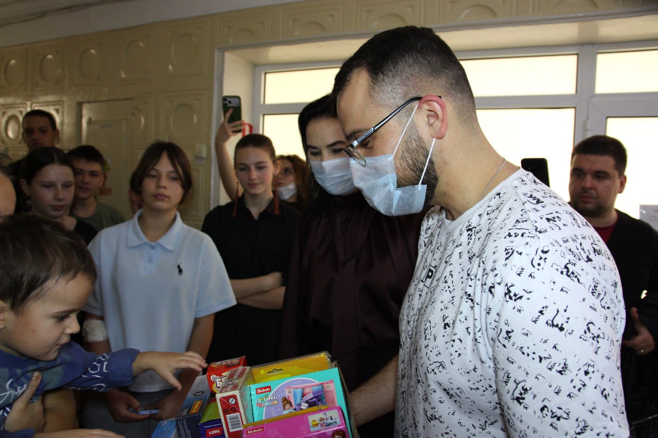 Единороссы передали игрушки юным пациентам детской республиканской больницы Единороссы передали игрушки юным пациентам детской республиканской больницы