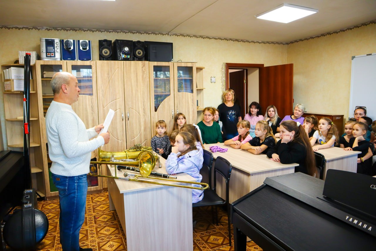 В Беловодске состоялся увлекательный урок знакомства с духовыми инструментами, который стал ярким событием для учащихся МБУ ДО «Беловодская детская школа искусств»