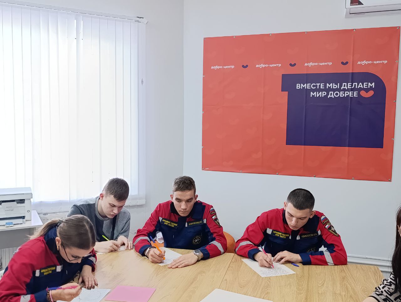 Добровольцы ССО «Молодогвардеец» ЛугРО ВСКС, студенты Краснодонского факультета инженерии и менеджмента (филиал) ЛГУ им. В. Даля приняли участие в патриотической акции «Ждём вас с Победой!» Добровольцы ССО «Молодогвардеец» ЛугРО ВСКС, студенты Краснодонского факультета инженерии и менеджмента (филиал) ЛГУ им. В. Даля приняли участие в патриотической акции «Ждём вас с Победой!»